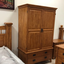 Load image into Gallery viewer, Mansion Poster Bed Collection