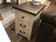 Load image into Gallery viewer, Creekside Vintage White End Table